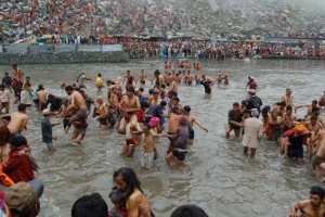 pilgrims at manimahesh lake